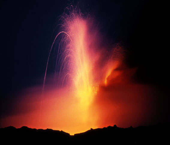 Gewaltige Eruptionen im Morgennebel